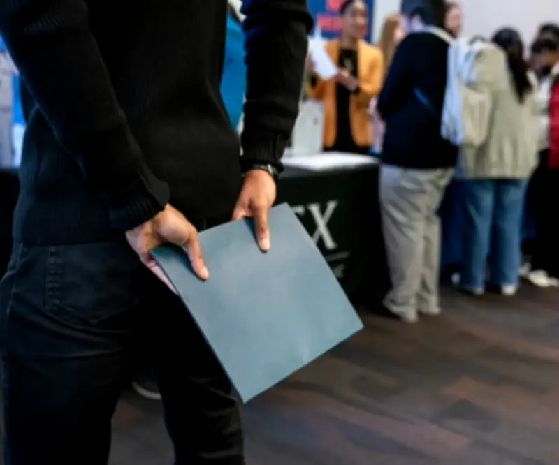 Solicitudes de subsidio por desempleo en EE.UU. caen a 205.000, señal de estabilidad laboral