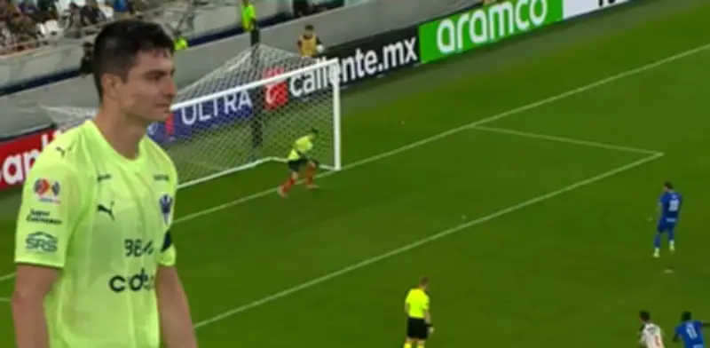 Stefan Medina termina como arquero improvisado en México: Monterrey pierde tras expulsión de Mele