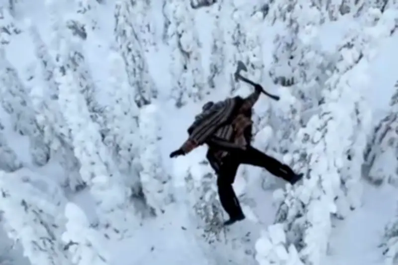 Streamer noruego se lanza desde acantilado de 20 metros sin protección y con un hacha