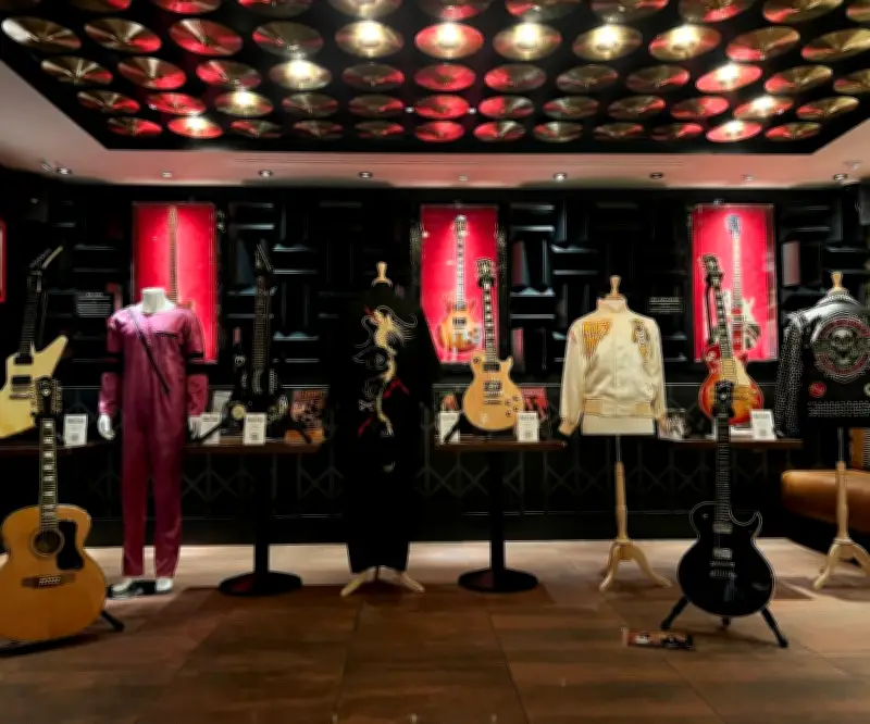 Subasta 'Music Icons' exhibe reliquias del heavy metal con guitarra de Ace Frehley valuada en US$600.000