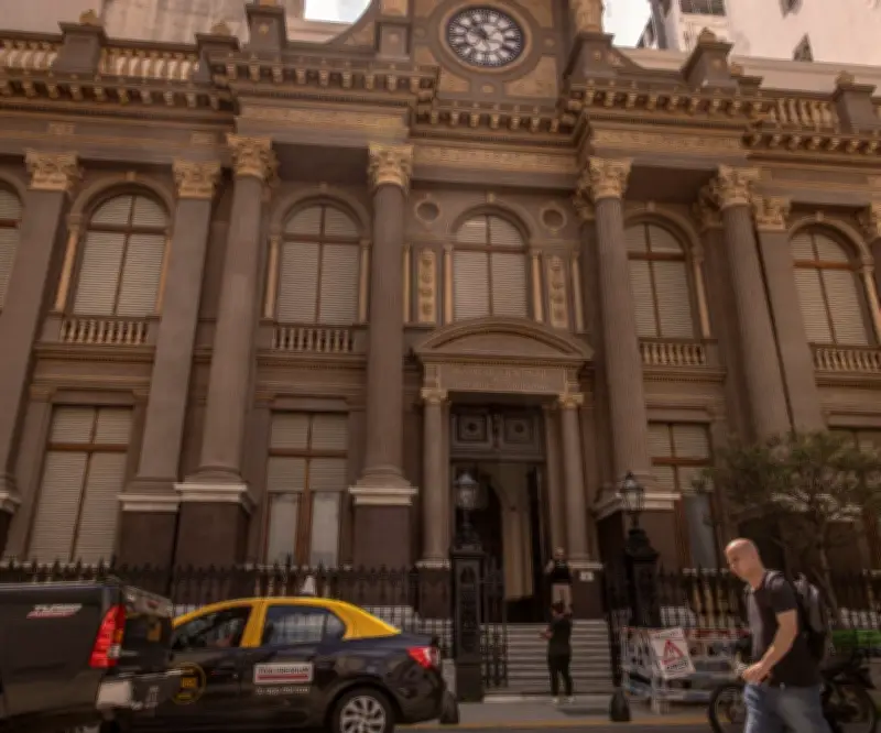 Tasas de interés en Argentina caen por debajo de la inflación en estrategia de Milei