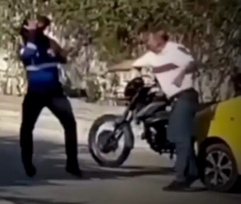 Taxista agrede con varilla a agente de tránsito en Santa Marta en video viral