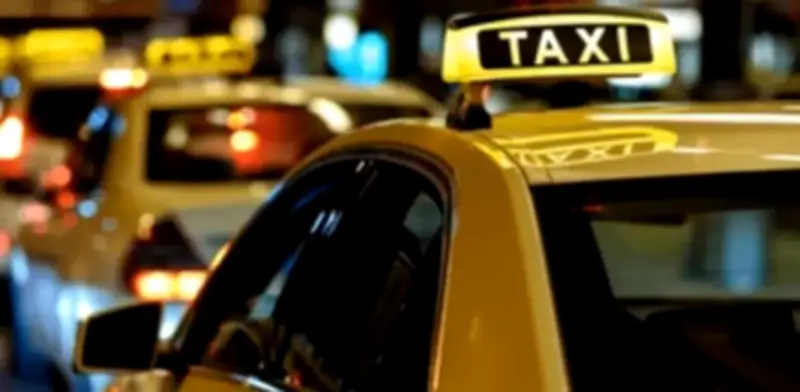 Taxistas linchan a presuntos ladrones y queman a uno en Quito, Ecuador