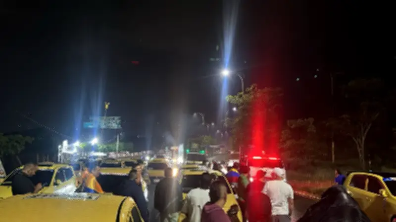 Taxistas protestan en acceso al aeropuerto Palonegro generando caos vial en Santander