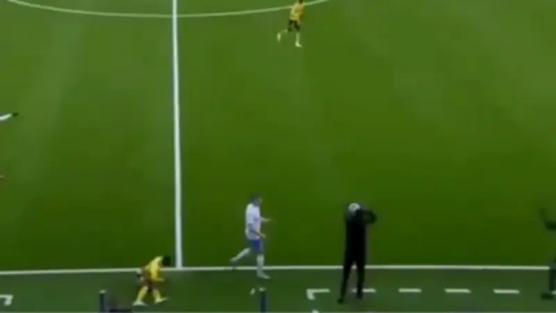 Técnico ejecuta saque de banda en Suecia y árbitros son suspendidos por no detectar infracción