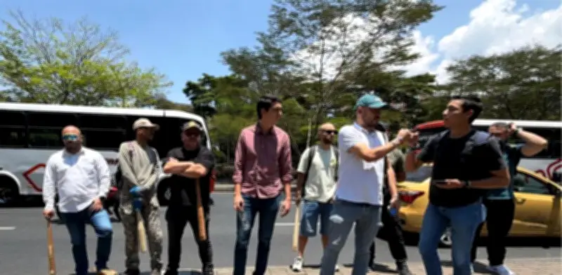 Tensión en Medellín: Concejal 'El Gury' enfrenta a la Minga Indígena portando un bate de béisbol
