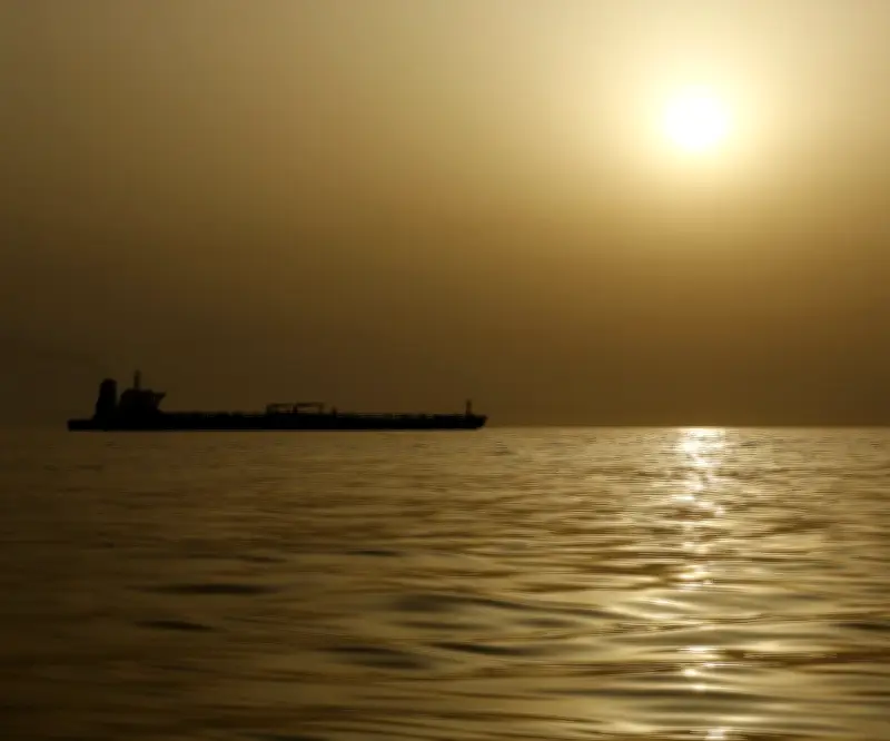 Tesoro de EE.UU. autoriza venta temporal de petróleo iraní varado en buques