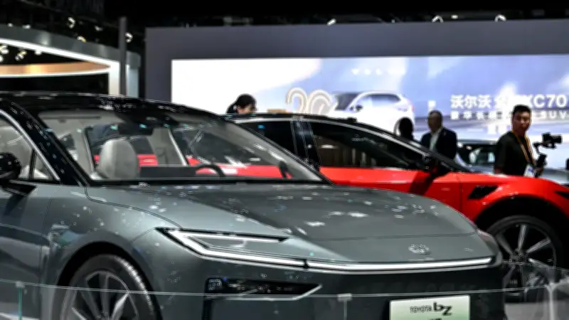 Toyota lanza sedán eléctrico de lujo desde 100 millones para competir con BYD y Tesla en Colombia