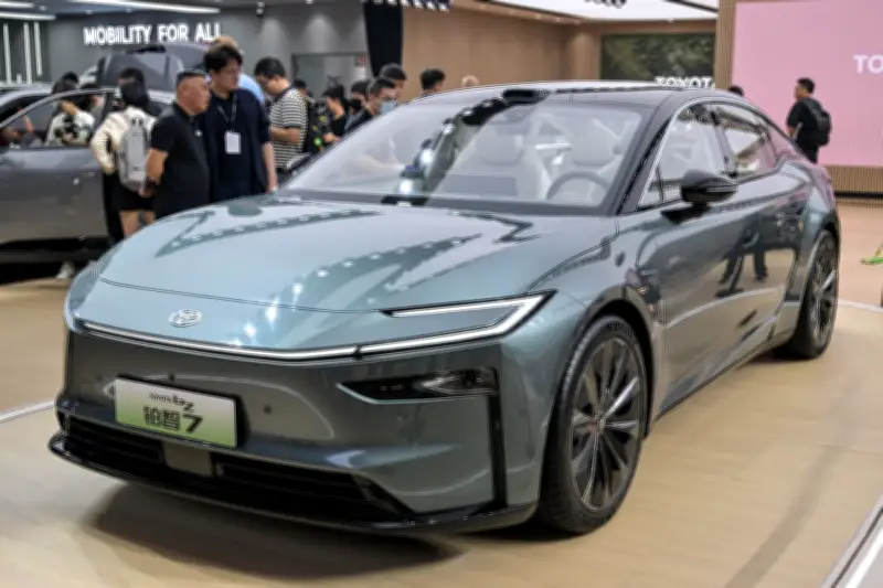 Toyota lanza su sedán eléctrico bZ7 con precios competitivos que podrían desafiar a Tesla y BYD en Colombia