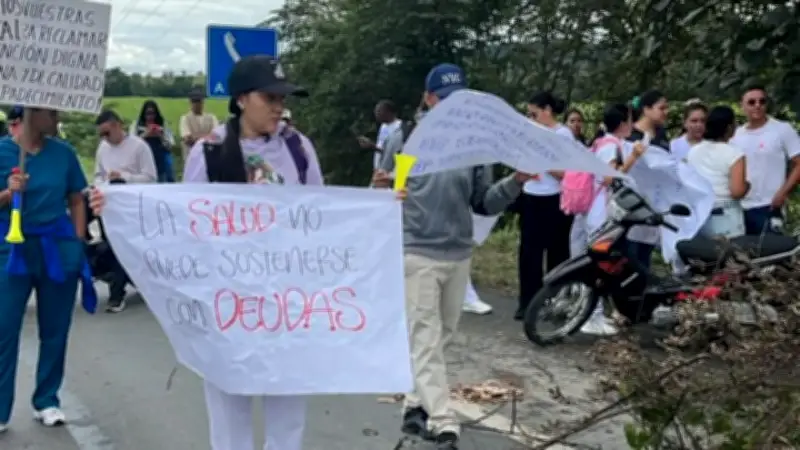 Trabajadores de hospital en Zarzal, Valle, protestan por falta de pagos de más de 6 meses