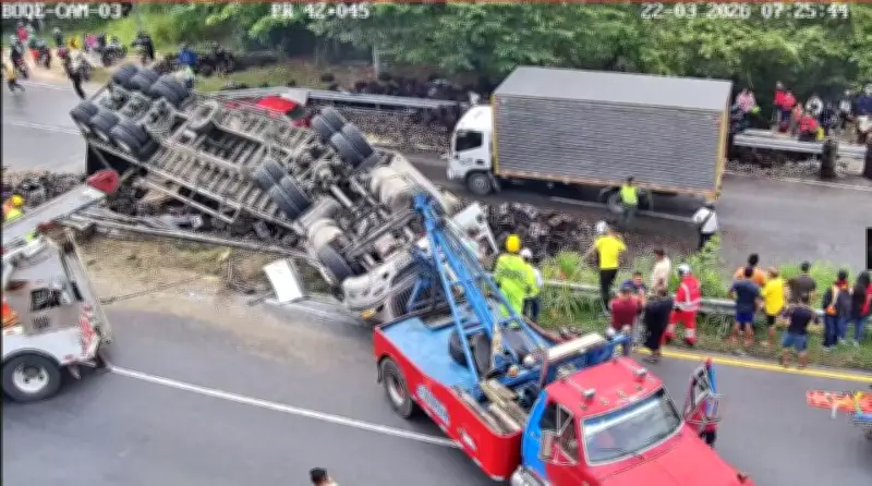 Tractocamión cargado de cerveza se volcó en la vía Girardot-Bogotá generando caos vial