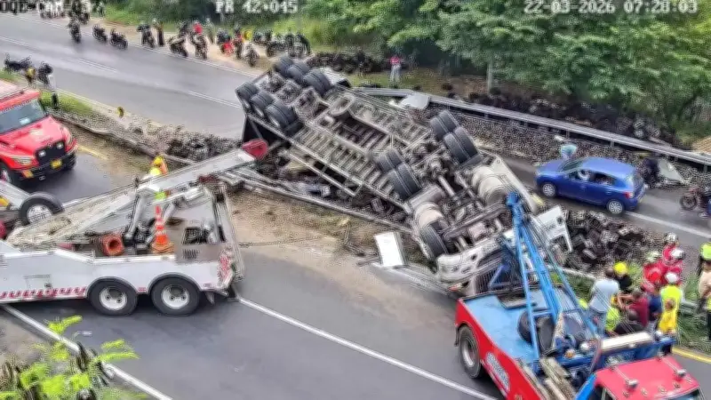 Tractocamión se volcó en la vía Bogotá-Girardot, afectando el tránsito en Cundinamarca