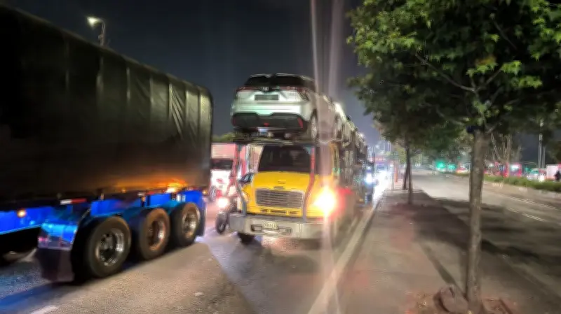 Tractocamión varado en Engativá genera caos vial en la calle 80 con carrera 100