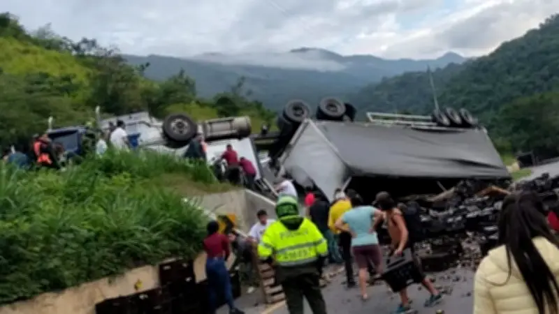 Tractocamión volcado en vía Girardot-Bogotá causa restricciones y congestión vial