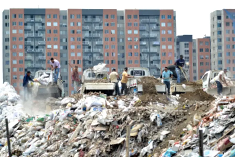 Tragedia laboral en Cali: trabajador fallece en accidente con maquinaria pesada en Escombrera la 50