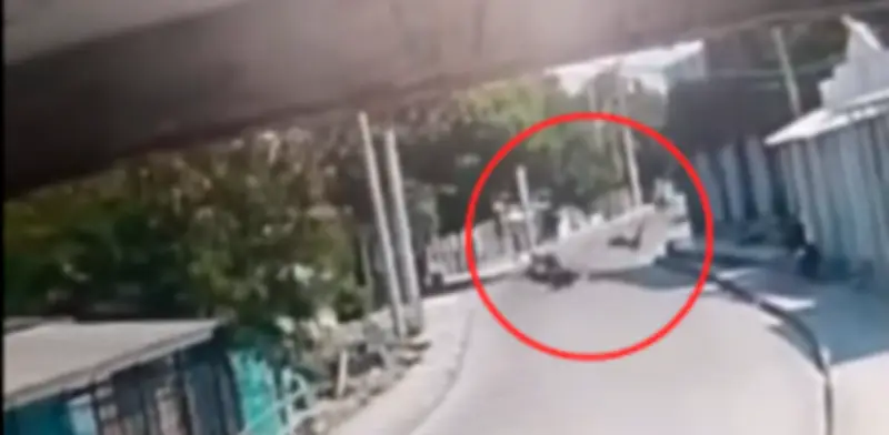 Tragedia vial en Barranquilla: cámara capta muerte de adulta mayor de 77 años arrollada por moto