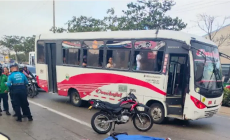 Tragedia vial en Barranquilla: motociclista muere al chocar contra bus público