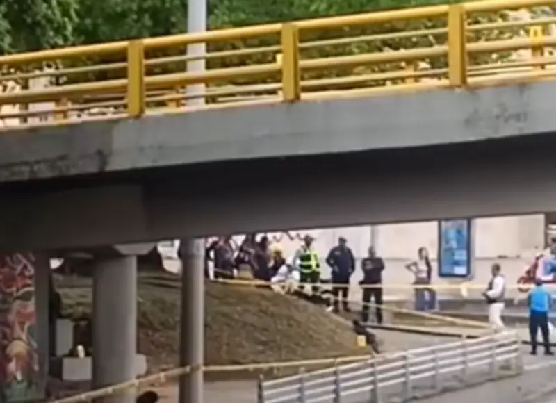 Tragedia vial en Cali: Motociclista muere al caer desde puente en la Calle 5