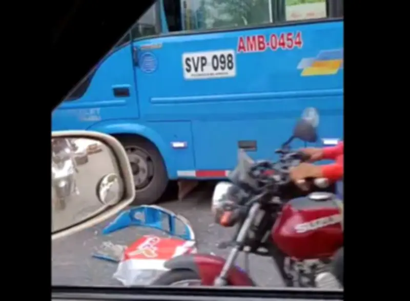 Tragedia vial en Floridablanca: motociclista fallece atrapada entre dos buses