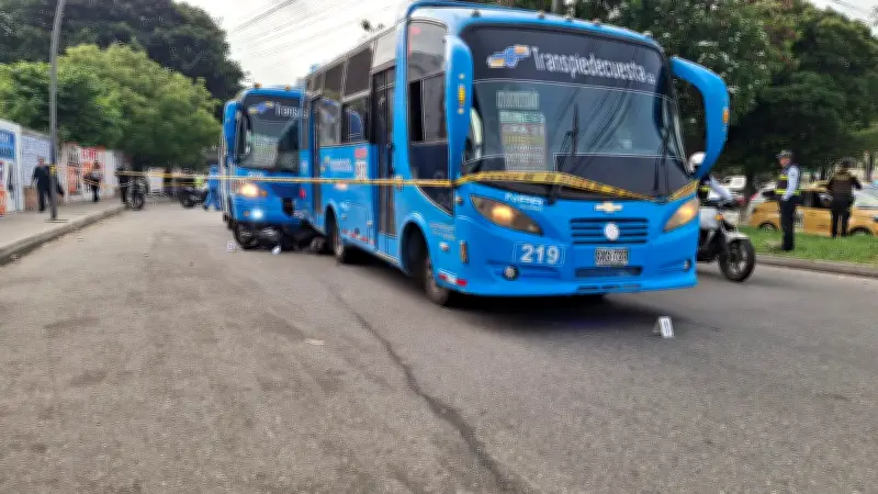 Tragedia vial en Santander: motociclista fallece tras quedar atrapada entre dos buses