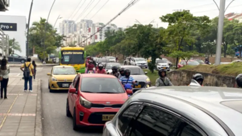 Tragedia vial en Santander: motociclista muere atrapada entre buses en autopista
