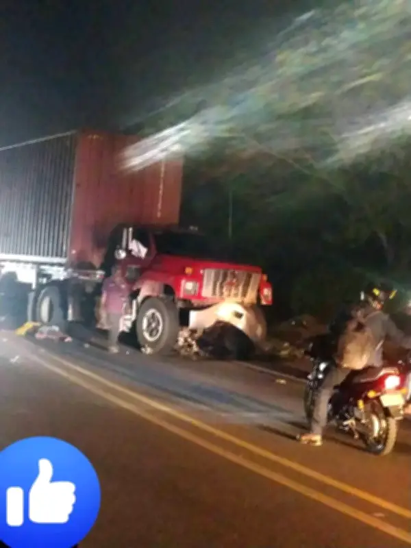 Tragedia vial en Sucre: Dos jóvenes mueren al chocar moto contra tractomula