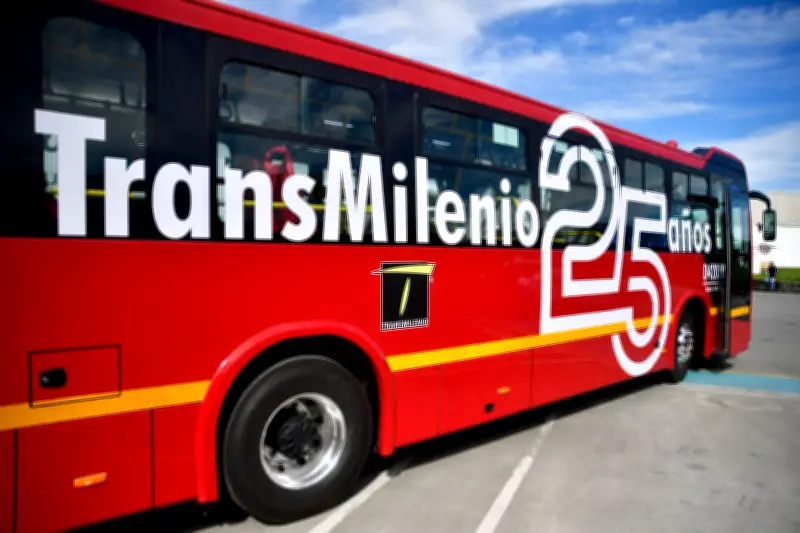 TransMilenio cumple 25 años: usuarios cuestionan futuro del sistema en Bogotá