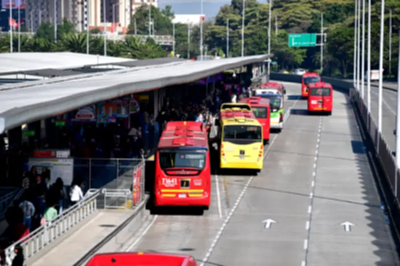 TransMilenio cumple 25 años: usuarios cuestionan su futuro y eficiencia