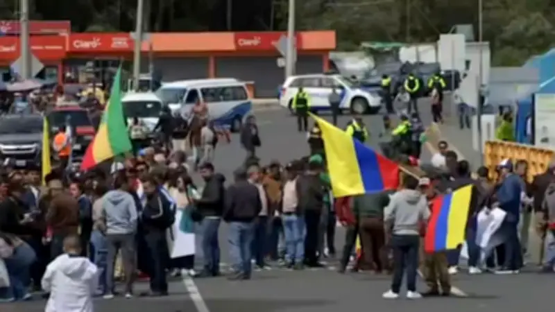Transportistas de Colombia y Ecuador protestan por crisis arancelaria en frontera