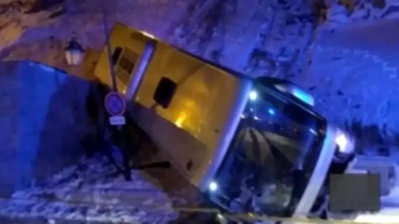 Trágico accidente de bus en Colombia: niña de 12 años fallece y 11 turistas heridos graves