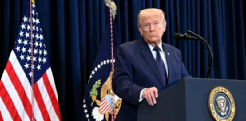 Trump amenaza con desplegar agentes de ICE en aeropuertos por bloqueo demócrata a financiación