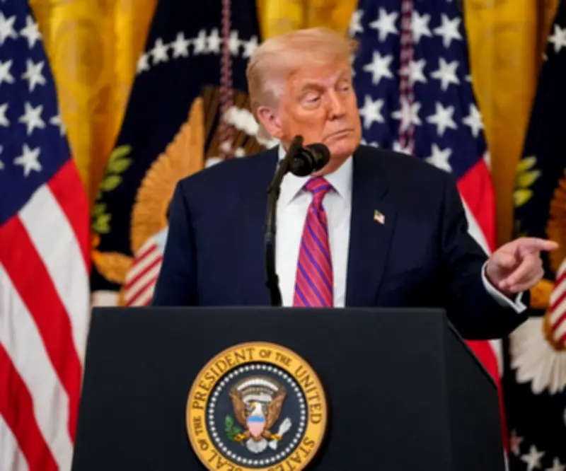 Trump amenaza con golpear a Irán "con severidad" tras flexibilizar sanciones al petróleo ruso