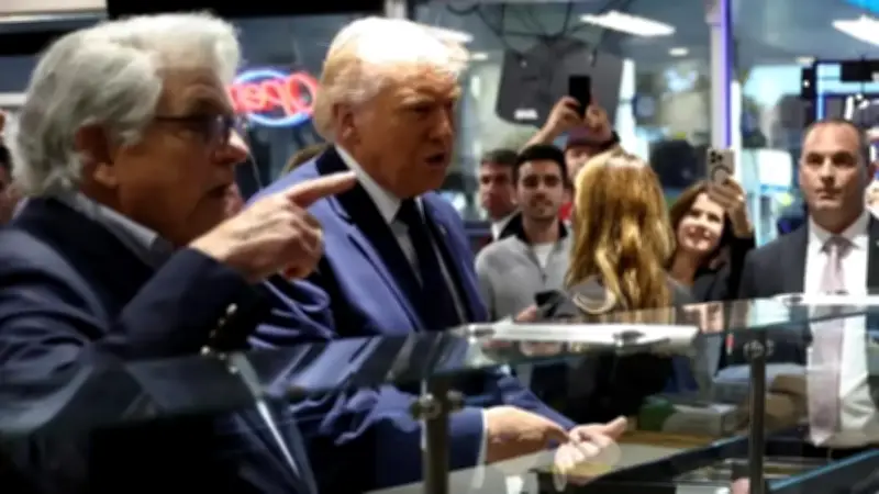 Trump compra arepas venezolanas en encuentro con comunidad latina de Florida