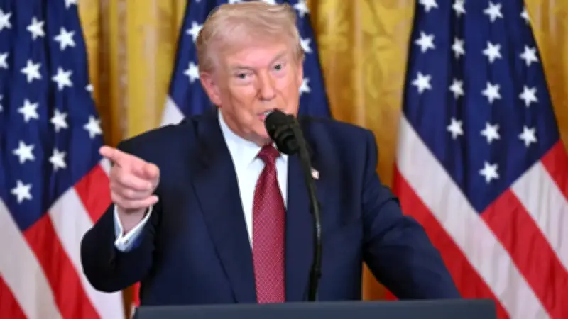 Trump desafía a la Corte Suprema e impone aranceles del 10% tras fallo judicial