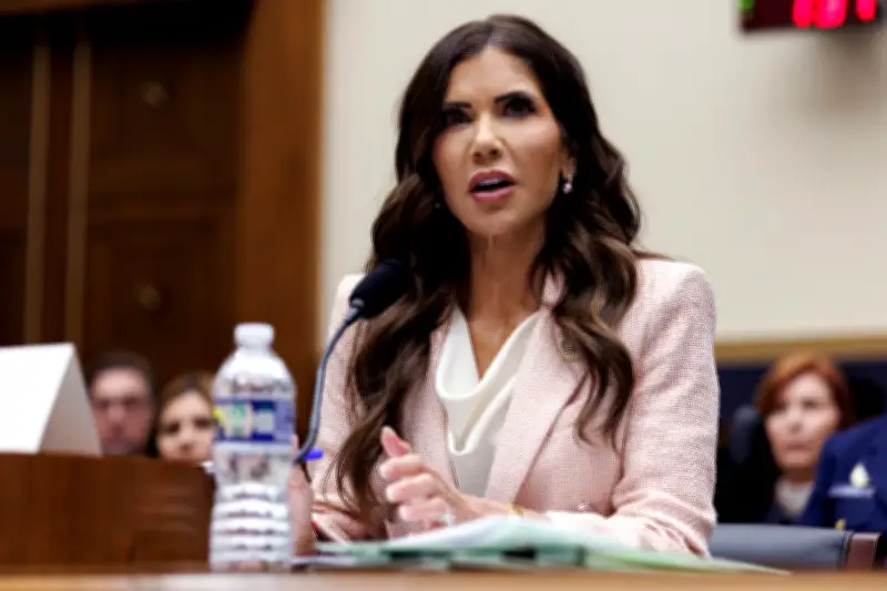 Trump destituye a Kristi Noem del DHS tras polémicas redadas migratorias y nombra a senador Mullin