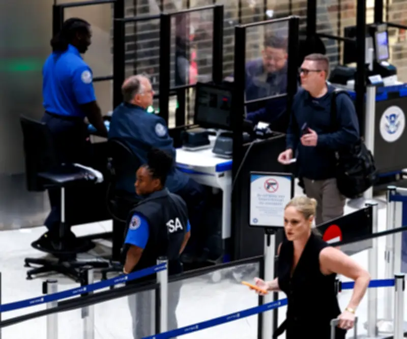 Trump ordena pago a 50.000 agentes de TSA durante cierre gubernamental en EE.UU.