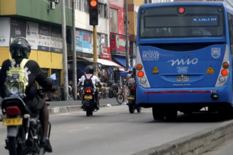 ¿Un agente de tránsito puede anular una fotomulta por semáforo en rojo en Cali? Esto dice la ley