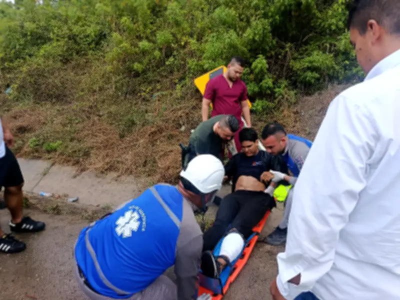 Uniformado cubre con su camisa a joven accidentado en carretera Turbaco-Cartagena
