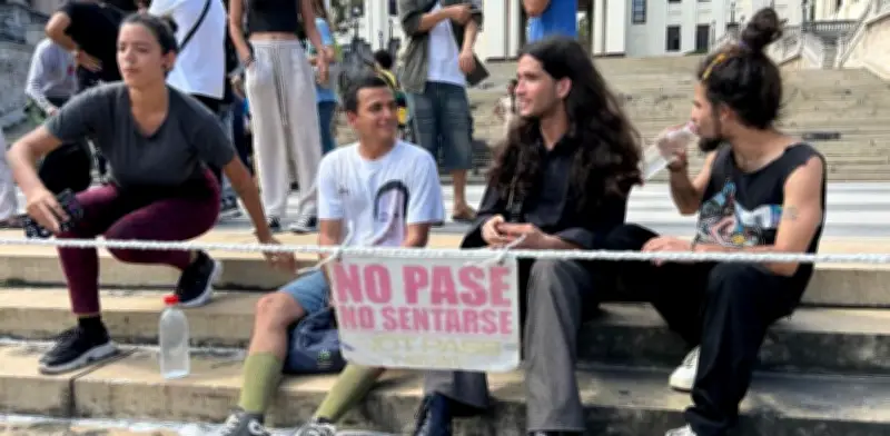 Universitarios cubanos protestan en La Habana por fallas en educación a distancia