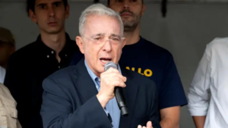 Uribe envía mensaje directo a indígenas en Medellín: 'No se dejen manipular por Cepeda y Petro'