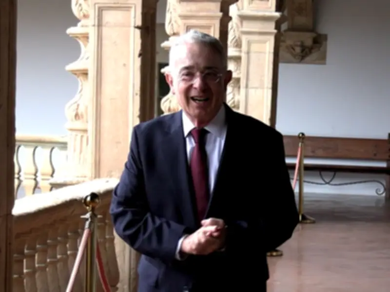 Uribe recita poema en Barranquilla y anuncia aspiración al Senado en medio de polémica