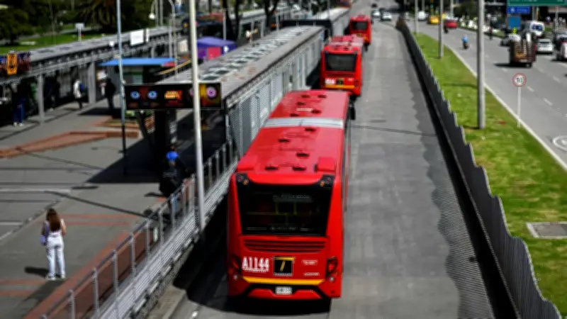 Usuarios de TransMilenio relatan objetos insólitos subidos al sistema: desde sillas hasta mudanzas completas