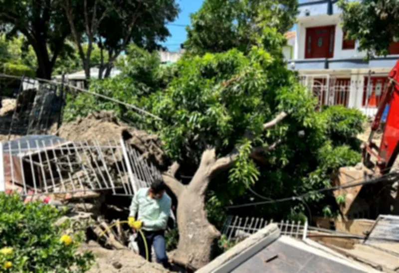 Vía colapsa en Santa Marta durante reparación de alcantarillado y casi causa víctima mortal