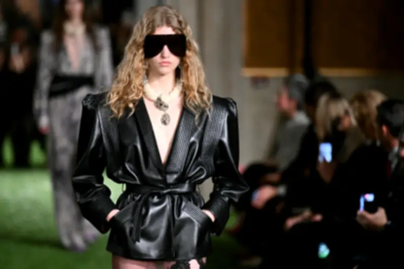 Valentino presenta su nueva colección con abrigos con cinturones, sastrería y joyas XXL