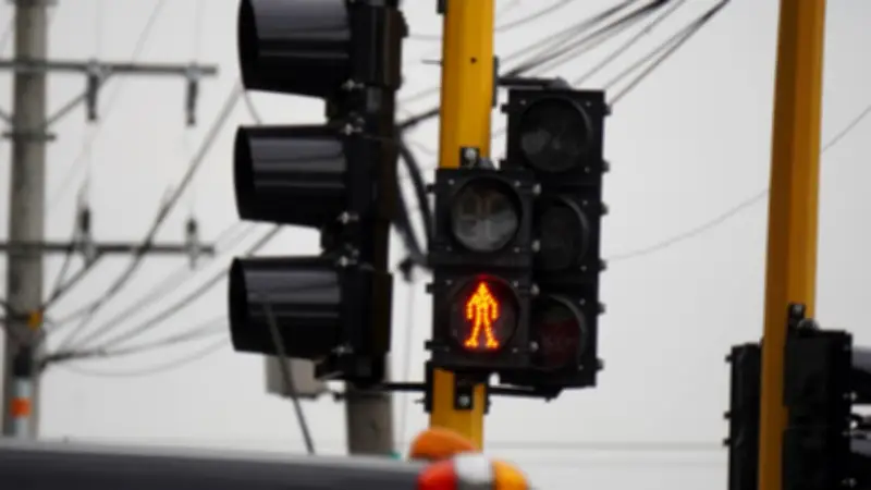Vandalismo y robos dejan 15 intersecciones semafóricas fuera de servicio en Cali