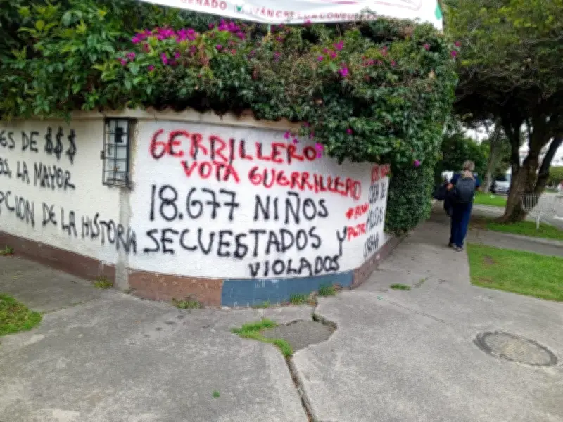 Vandalizan sede del Pacto Histórico en Bogotá con mensajes de odio antes de elecciones