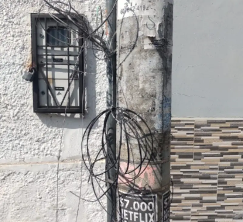 Vecinos alarmados por cables sueltos en vías de Bucaramanga: exigen solución urgente