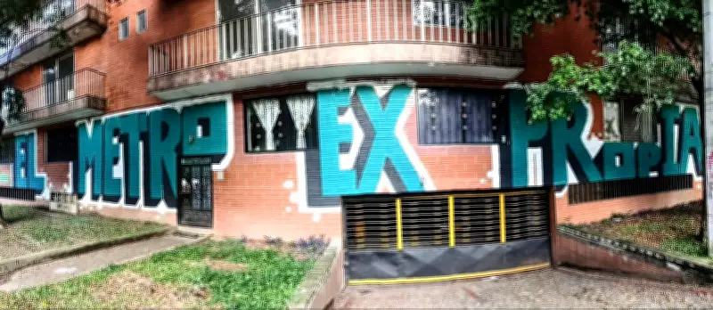 Vecinos de Medellín denuncian expropiación por el Metro de la 80 en mural callejero