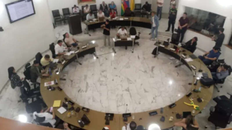 Vecinos de Pedregal en Bucaramanga sobreviven con solo 5 minutos de agua diaria