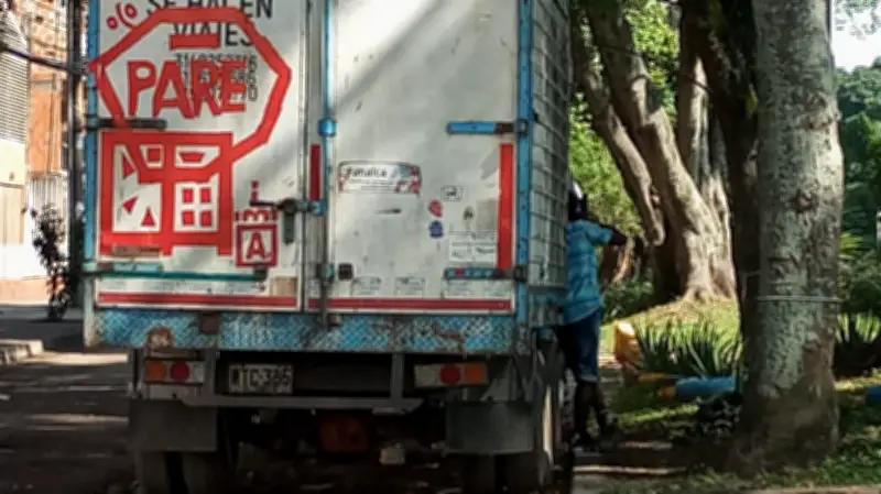 Vehículo abandonado en Cali genera alarma comunitaria por presunta venta de drogas